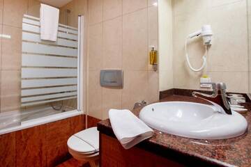 Фото номера Двухместный номер с 1 кроватью Отель Hotel Duke Romana г. Бухарест 2