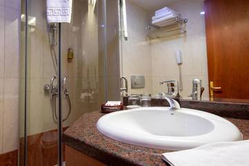 Фото номера Двухместный номер с 2 отдельными кроватями Отель Hotel Duke Romana г. Бухарест 3
