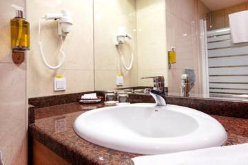 Фото номера Двухместный номер с 1 кроватью Отель Hotel Duke Romana г. Бухарест 4