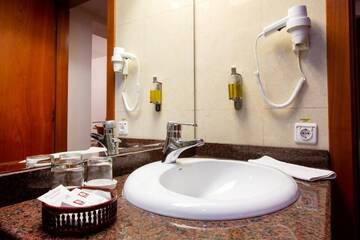 Фото номера Двухместный номер с 2 отдельными кроватями Отель Hotel Duke Romana г. Бухарест 4