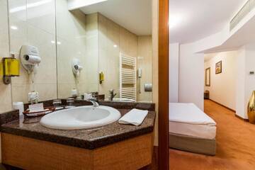 Фото номера Полулюкс Отель Hotel Duke Romana г. Бухарест 5