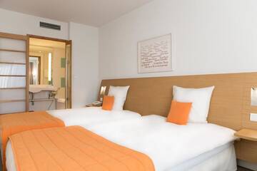 Фото номера Улучшенный двухместный номер с 2 отдельными кроватями Отель Novotel Bucharest City Centre г. Бухарест 4
