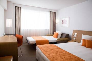 Фото номера Улучшенный двухместный номер с 2 отдельными кроватями Отель Novotel Bucharest City Centre г. Бухарест 5