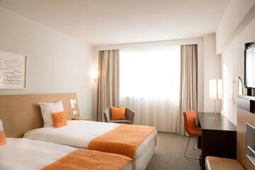 Фото номера Улучшенный двухместный номер с 2 отдельными кроватями Отель Novotel Bucharest City Centre г. Бухарест 3