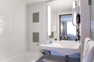 Фото номера Улучшенный двухместный номер с 2 отдельными кроватями Отель Novotel Bucharest City Centre г. Бухарест 7