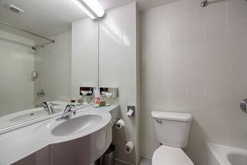 Фото номера Улучшенный номер с 1 кроватью размера «queen-size» Отель Ramada Parc Hotel г. Бухарест 5