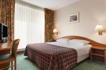 Фото номера Улучшенный номер с 1 кроватью размера «queen-size» Отель Ramada Parc Hotel г. Бухарест 6