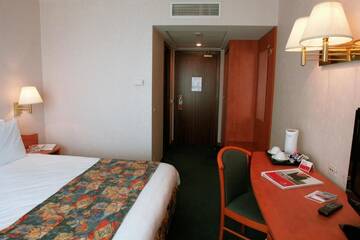 Фото номера Улучшенный номер с 1 кроватью размера «queen-size» Отель Ramada Parc Hotel г. Бухарест 7