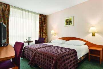 Фото номера Улучшенный номер с 2 ​​односпальными кроватями Отель Ramada Parc Hotel г. Бухарест 2