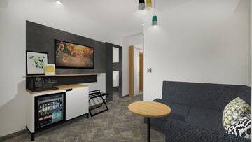 Фото номера Люкс с кроватью размера &quot;king-size&quot; и гостиной Отель Holiday Inn Bucharest - Times г. Бухарест 4