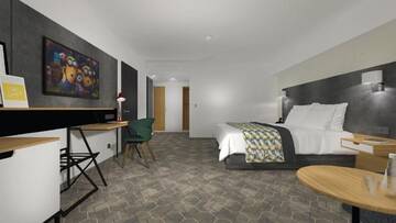 Фото номера Стандартный номер с кроватью размера &quot;king-size&quot; Отель Holiday Inn Bucharest - Times г. Бухарест 5