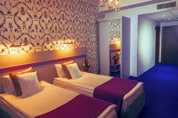 Фото номера Стандартный двухместный номер с 2 отдельными кроватями Отель Hotel Trianon г. Бухарест 2