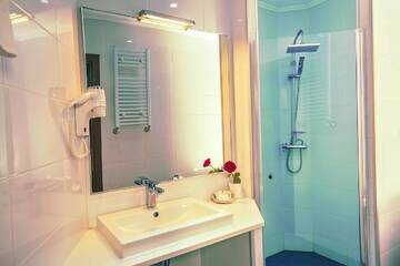 Фото номера Стандартный номер с кроватью размера &quot;queen-size&quot; Отель Hotel Trianon г. Бухарест 3