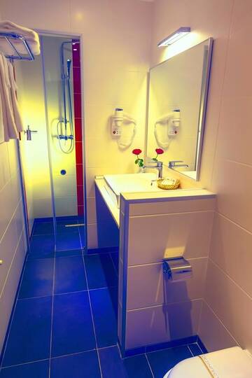 Фото номера Улучшенный двухместный номер с 1 кроватью Отель Hotel Trianon г. Бухарест 6