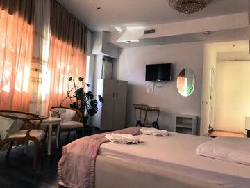 Фото номера Двухместный номер Делюкс с 1 кроватью Отель Hotel Funnytime г. Бухарест 11