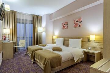 Фото номера Улучшенный двухместный номер с 2 отдельными кроватями Отель RIN Grand Hotel г. Бухарест 4