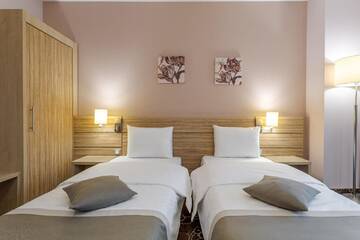 Фото номера Стандартный двухместный номер с 2 отдельными кроватями Отель RIN Grand Hotel г. Бухарест 5