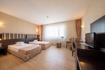 Фото номера Двухместный номер Делюкс с 2 отдельными кроватями Отель Hotel Parliament г. Бухарест 2