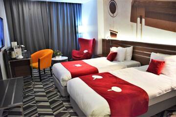 Фото номера Улучшенный двухместный номер с 2 отдельными кроватями Отель Mercure Bucharest Unirii г. Бухарест 5
