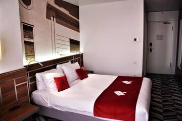 Фото номера Улучшенный двухместный номер с 1 кроватью Отель Mercure Bucharest Unirii г. Бухарест 7