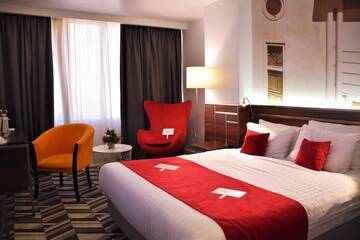 Фото номера Улучшенный двухместный номер с 1 кроватью Отель Mercure Bucharest Unirii г. Бухарест 2