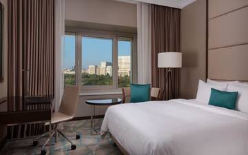 Фото номера Двухместный номер Делюкс с 2 двуспальными кроватями Отель JW Marriott Bucharest Grand Hotel г. Бухарест 2