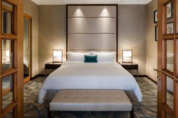 Фото номера Люкс «Сенатор» с доступом в представительский лаундж Отель JW Marriott Bucharest Grand Hotel г. Бухарест 4