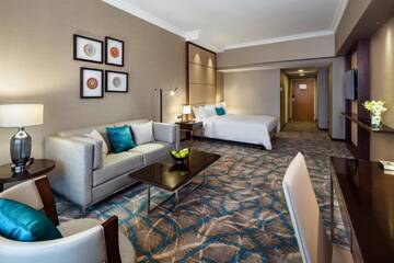 Фото номера Улучшенный номер Гранд с кроватью размера &quot;king-size&quot; Отель JW Marriott Bucharest Grand Hotel г. Бухарест 4