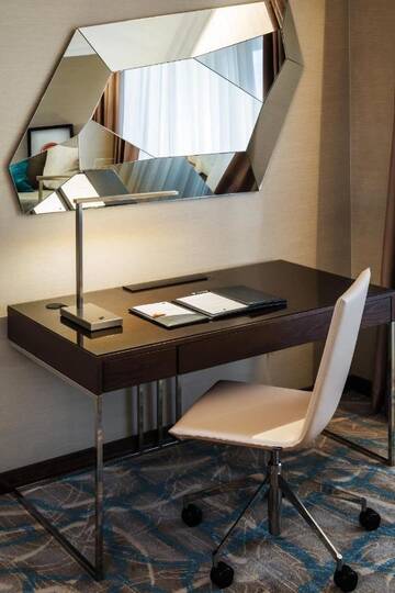 Фото номера Номер Делюкс с 1 кроватью размера &quot;king-size&quot; Отель JW Marriott Bucharest Grand Hotel г. Бухарест 2