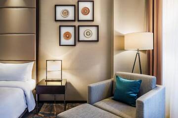 Фото номера Номер Делюкс с 1 кроватью размера &quot;king-size&quot; Отель JW Marriott Bucharest Grand Hotel г. Бухарест 3