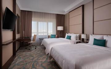 Фото номера Двухместный номер Делюкс с 2 двуспальными кроватями Отель JW Marriott Bucharest Grand Hotel г. Бухарест 4