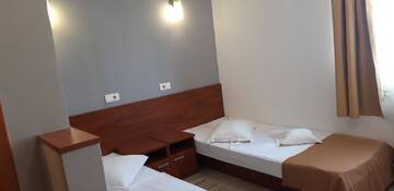 Фото номера Двухместный номер с 2 отдельными кроватями Отель City Hotel Bucharest г. Бухарест 3