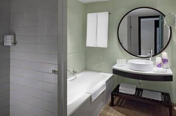 Фото номера Люкс с посещением лаунж-зала Отель Radisson Blu Hotel Bucharest г. Бухарест 3