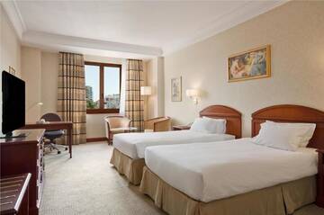 Фото номера Двухместный номер с 2 отдельными кроватями Отель Athenee Palace Hilton Bucharest г. Бухарест 6
