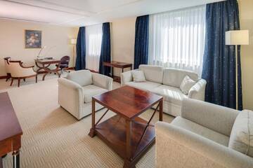 Фото номера Люкс Courtyard Отель Athenee Palace Hilton Bucharest г. Бухарест 3