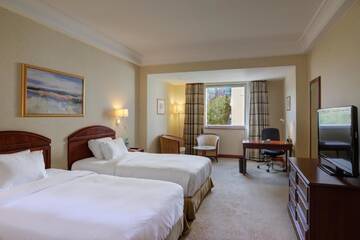 Фото номера Двухместный номер с 2 отдельными кроватями Отель Athenee Palace Hilton Bucharest г. Бухарест 3