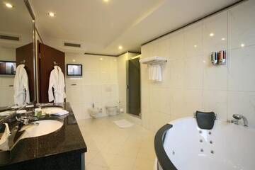 Фото номера Люкс с кроватью размера «king-size» - Для некурящих Отель Ramada Hotel &amp; Suites by Wyndham Bucharest North г. Бухарест 3