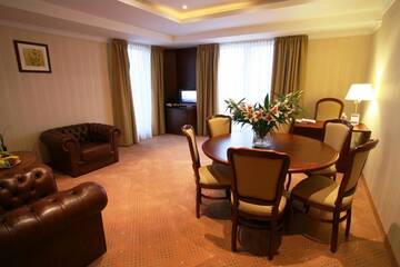 Фото номера Люкс с кроватью размера «king-size» - Для некурящих Отель Ramada Hotel &amp; Suites by Wyndham Bucharest North г. Бухарест 5