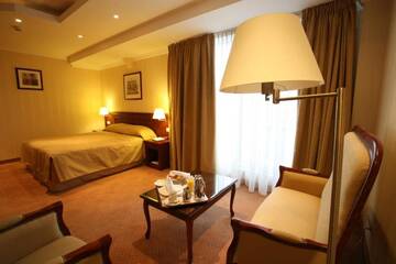 Фото номера Люкс с кроватью размера «king-size» - Для некурящих Отель Ramada Hotel &amp; Suites by Wyndham Bucharest North г. Бухарест 2