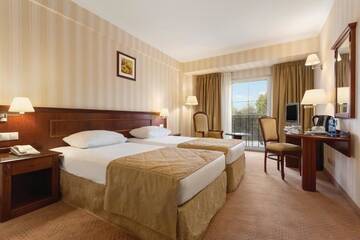 Фото номера Номер Делюкс с 2 отдельными кроватями - Для некурящих Отель Ramada Hotel &amp; Suites by Wyndham Bucharest North г. Бухарест 2