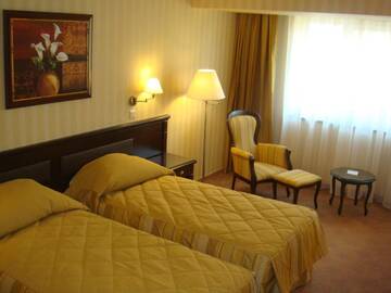 Фото номера Номер Делюкс с 2 отдельными кроватями - Для некурящих Отель Ramada Hotel &amp; Suites by Wyndham Bucharest North г. Бухарест 3