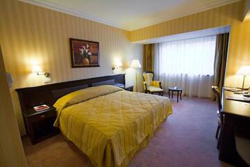 Фото номера Номер Делюкс с кроватью размера «king-size» - Для некурящих Отель Ramada Hotel &amp; Suites by Wyndham Bucharest North г. Бухарест 4
