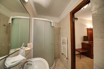 Фото номера Бюджетный одноместный номер Отель Atrium Hotel Ateneu City Center г. Бухарест 4