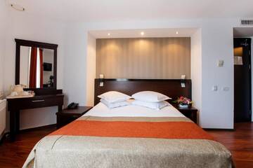 Фото номера Двухместный номер с 1 кроватью и балконом Отель Hotel Duke Armeneasca - Ex Tempo г. Бухарест 15