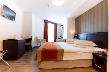 Фото номера Двухместный номер с 1 кроватью и балконом Отель Hotel Duke Armeneasca - Ex Tempo г. Бухарест 5