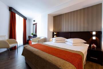 Фото номера Двухместный номер с 1 кроватью и балконом Отель Hotel Duke Armeneasca - Ex Tempo г. Бухарест 6