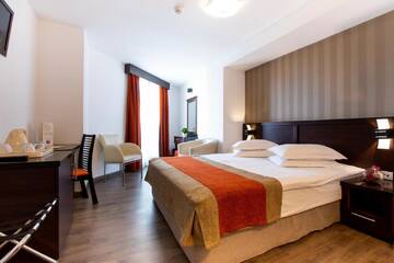 Фото номера Двухместный номер с 1 кроватью и балконом Отель Hotel Duke Armeneasca - Ex Tempo г. Бухарест 7