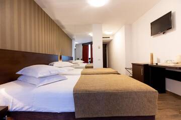 Фото номера Двухместный номер с 2 отдельными кроватями и балконом Отель Hotel Duke Armeneasca - Ex Tempo г. Бухарест 3