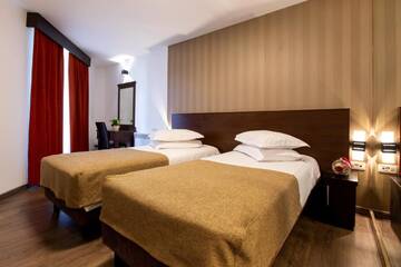 Фото номера Двухместный номер с 2 отдельными кроватями и балконом Отель Hotel Duke Armeneasca - Ex Tempo г. Бухарест 4