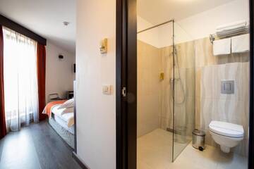 Фото номера Двухместный номер эконом-класса с 1 кроватью Отель Hotel Duke Armeneasca - Ex Tempo г. Бухарест 8